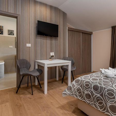 Hotel Tomazici Santalezi Luaran gambar