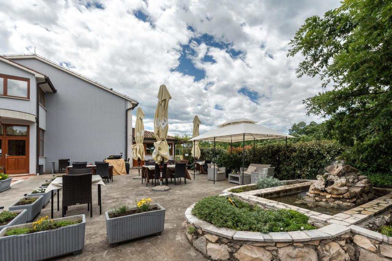 Hotel Tomazici Santalezi Luaran gambar