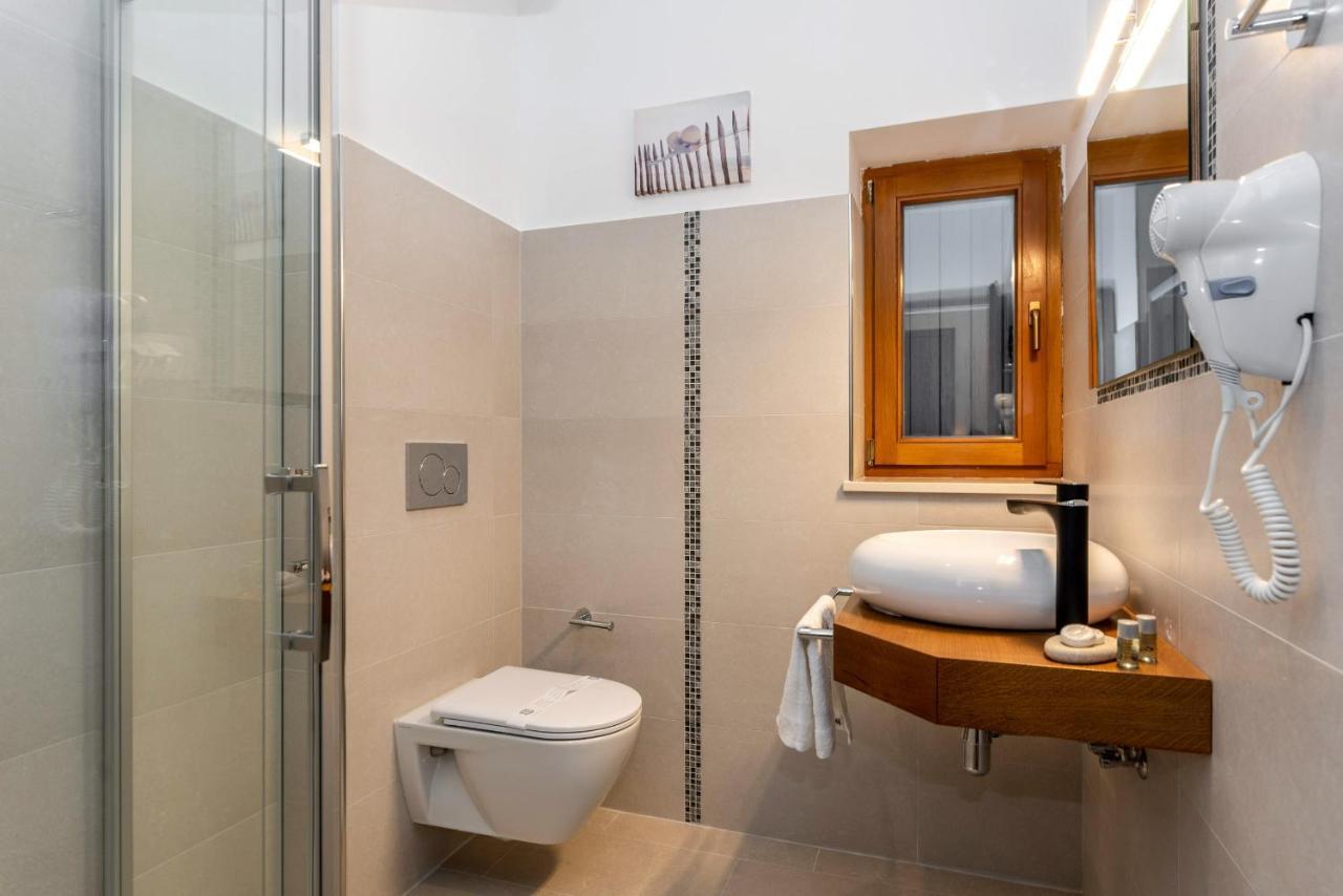Hotel Tomazici Santalezi Luaran gambar